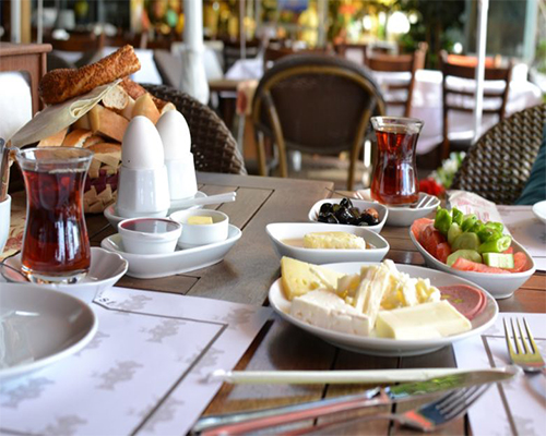 Açık büfe kahvaltı sofrası
